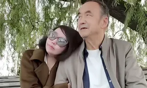 Cô gái được cha già đưa đi an tử